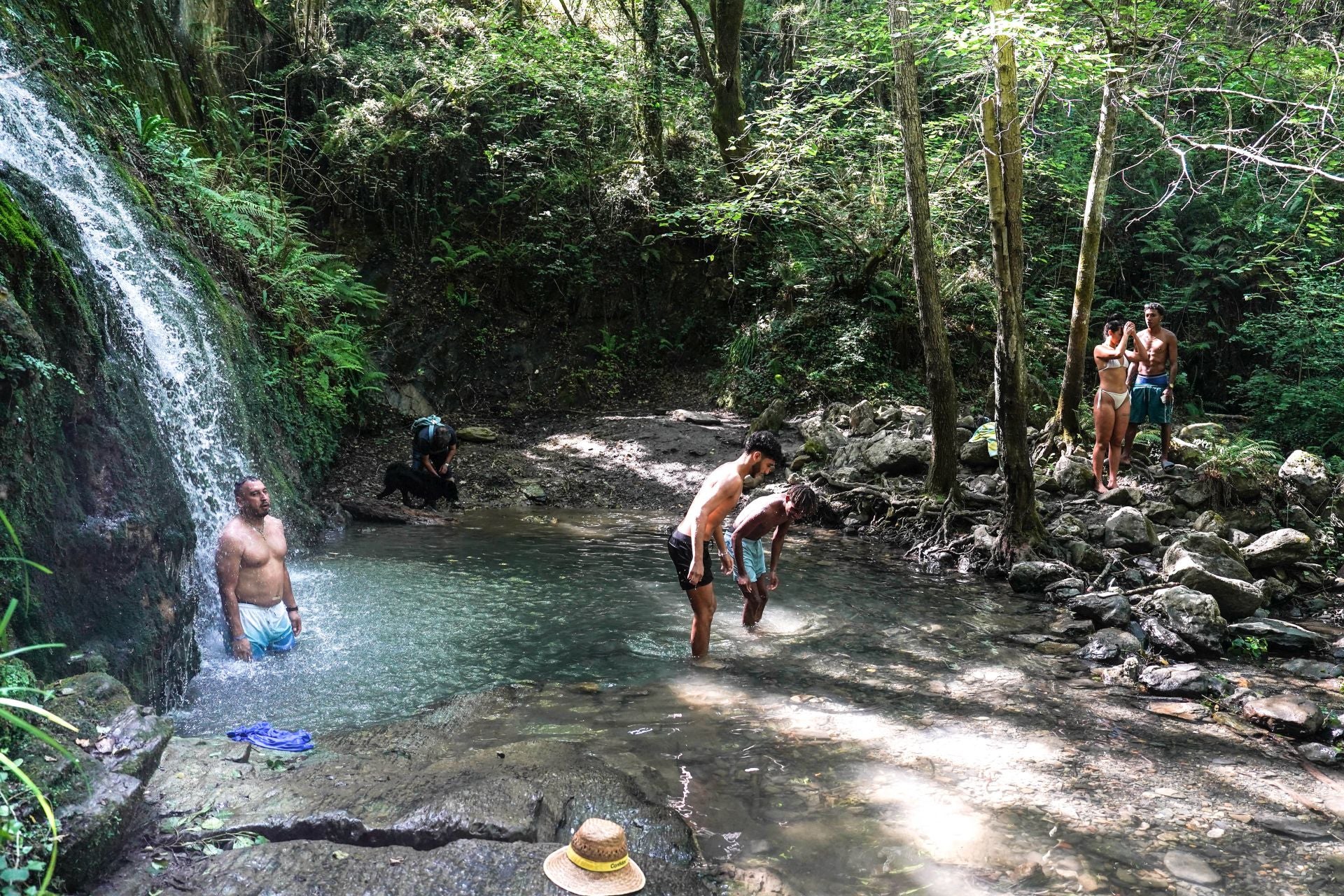 Bañistas disfrutante del agua en Bolintxu.