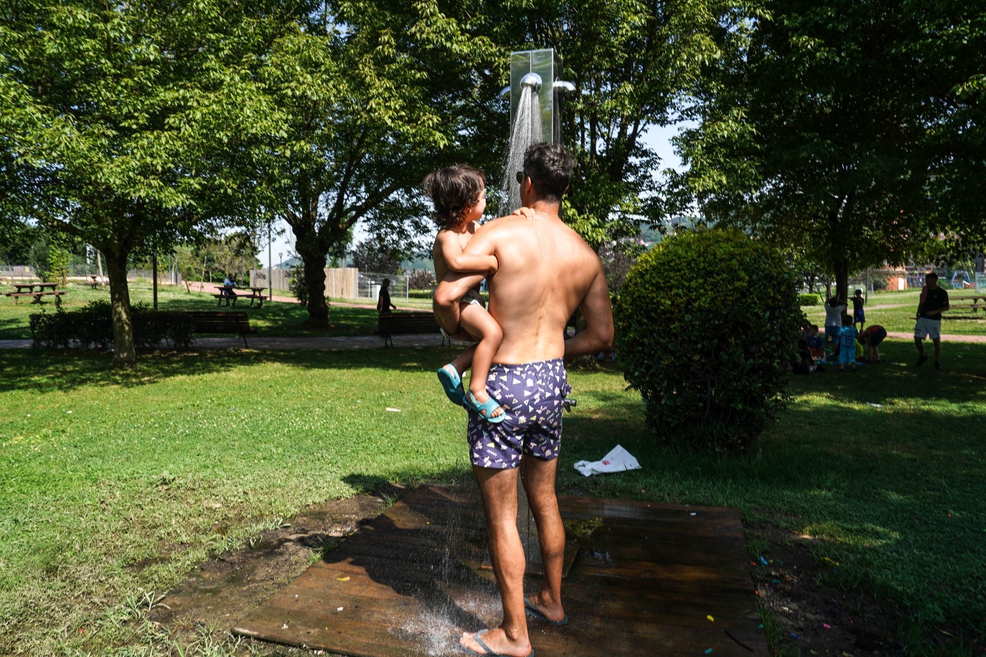 Las playas urbanas, el lugar perfecto para huir del calor. En la imagen, bañistas en el parque Etxebarria.