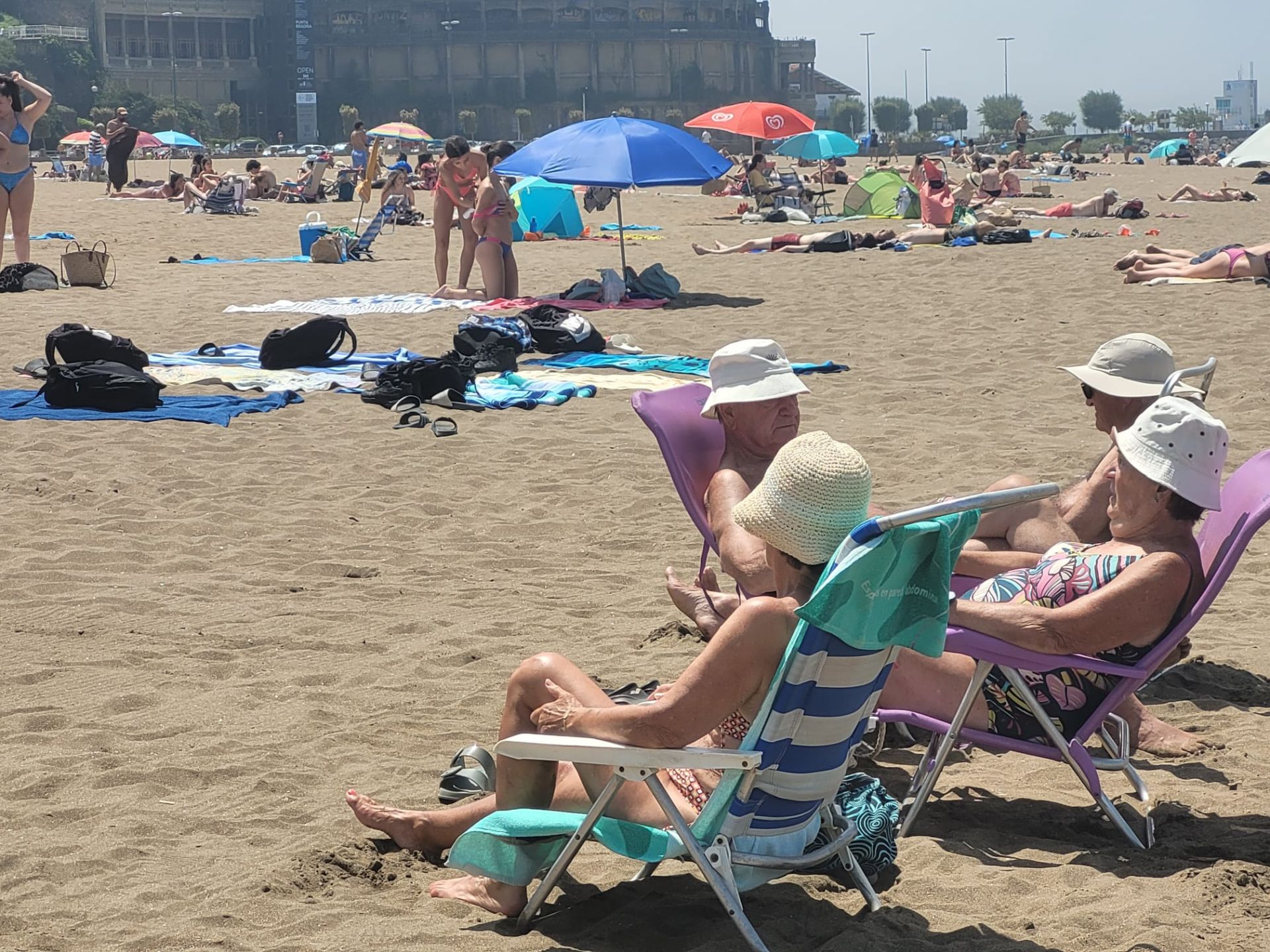 Muchos vizcaínos se acercaron a Ereaga para disfrutar de un día de playa.