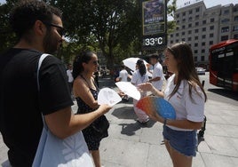 Voluntarios repartieron abanicos en Bilbao para que los ciudadanos puedan protegerse del calor