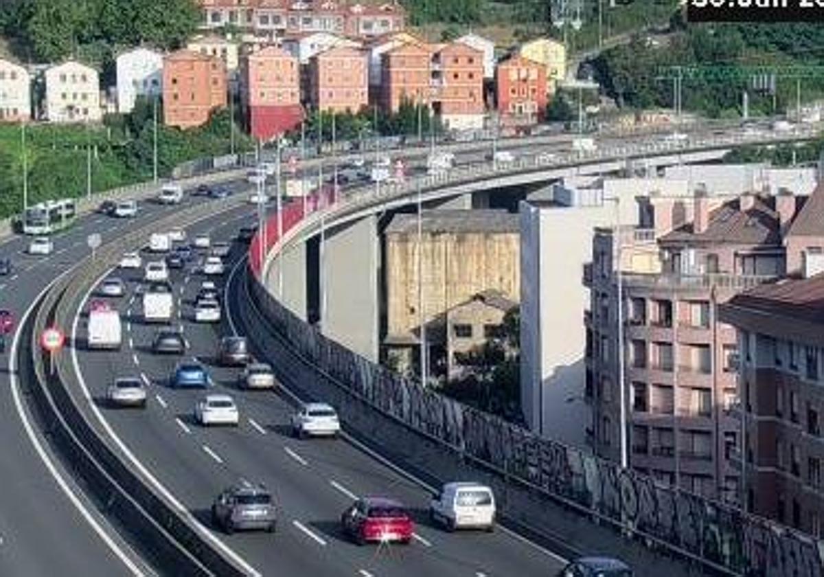 Un turismo se sale de la calzada en las curvas de Zorroza