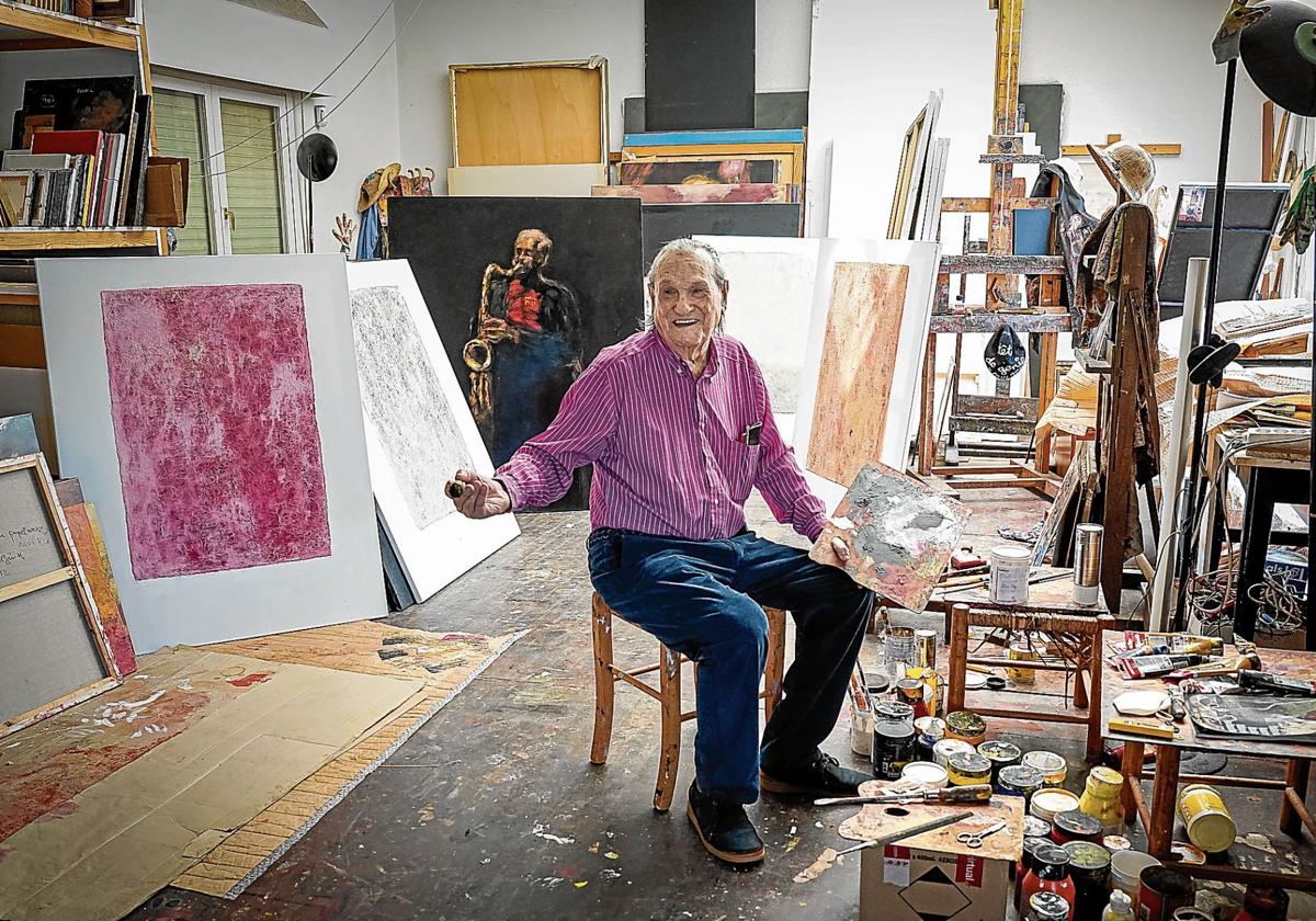 Iñaki García Ergüin, en su estudio de 160 metros cuadrados, con algunos trabajos en papel de arroz y el retrato de un saxofonista de jazz.