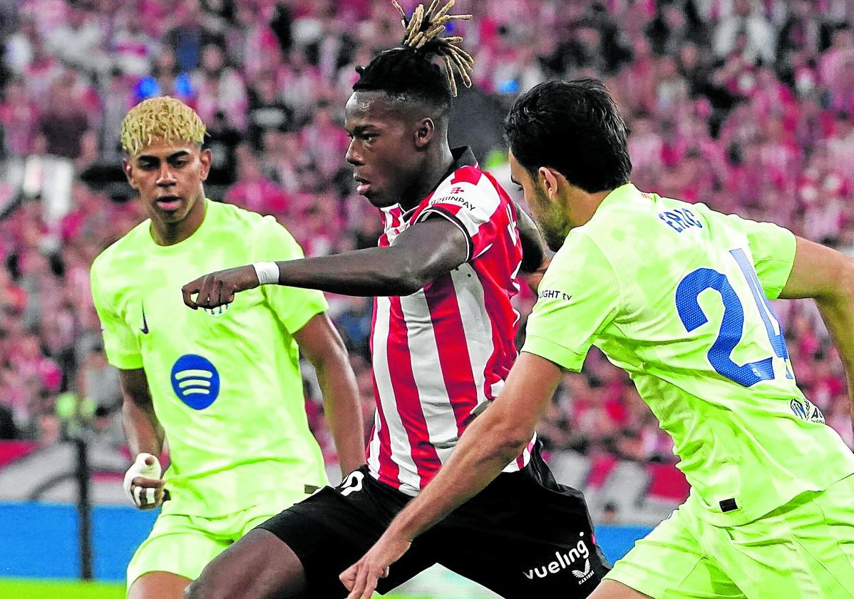Nico Williams conduce el balón en el último partido de la pasada Liga disputado en San Mamés entre el Athletic y el Barcelona.