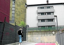 Vista de un bloque de pisos sociales en Olabeaga.