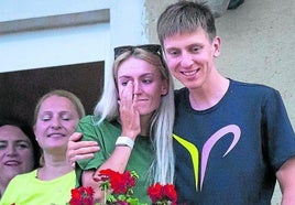 Tadej Pogacar y la también ciclista Urska Zigart, su pareja, en una comparecencia pública después de las victorias del esloveno en el Giro y el Tour en 2024.