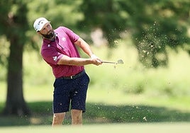 Rahm la saca del espeso rough de Maridoe, en el reciente LIV de Dallas.