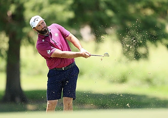 Rahm la saca del espeso rough de Maridoe, en el reciente LIV de Dallas.