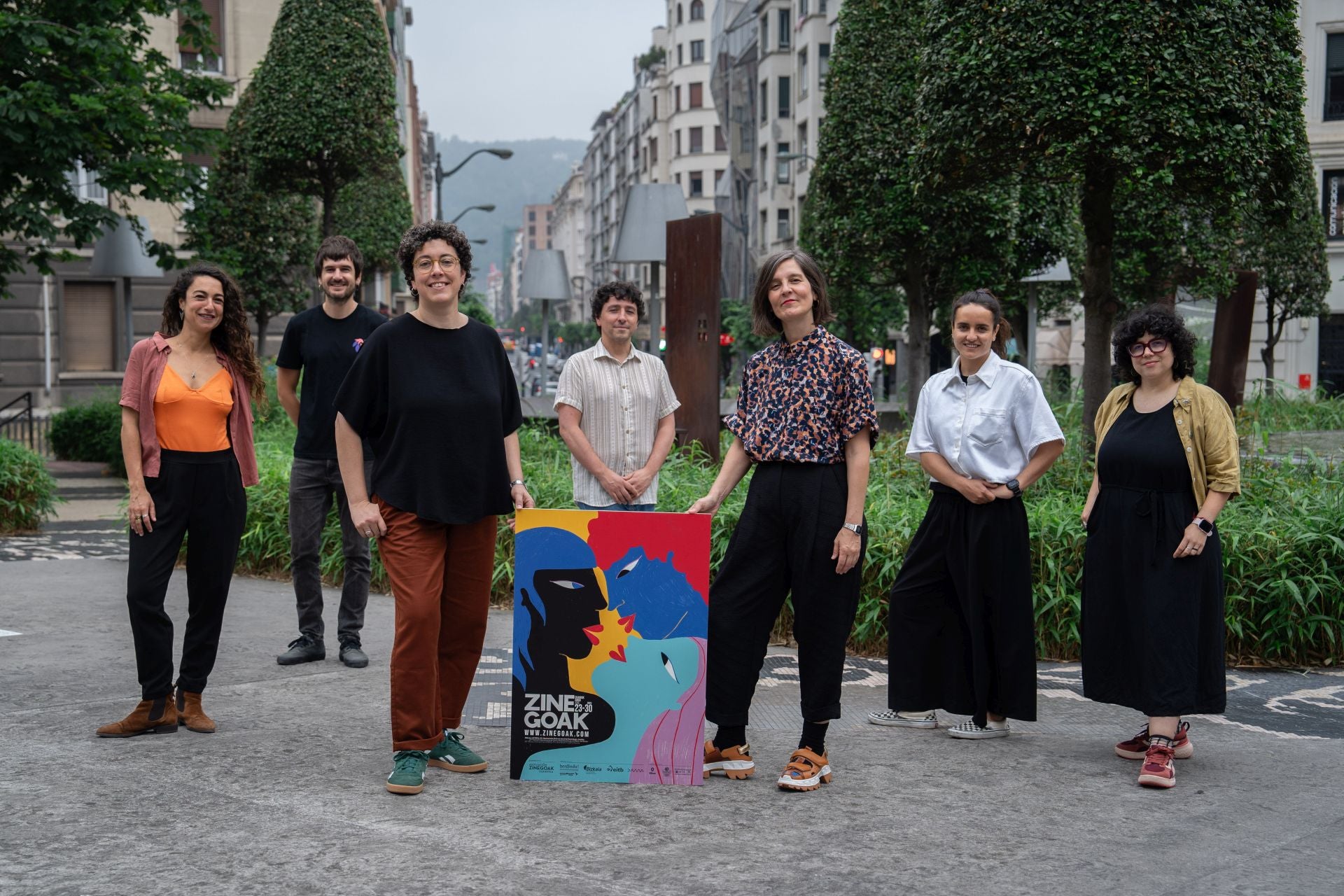 La directora de Zinegoak, Alaitz Arenzana (tercera por la derecha), y el resto del equipo organizador del festival.