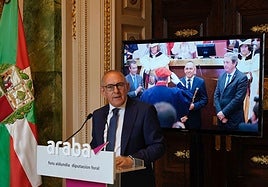 Ramiro González frente a la imagen de su primera toma de posesión en 2015.