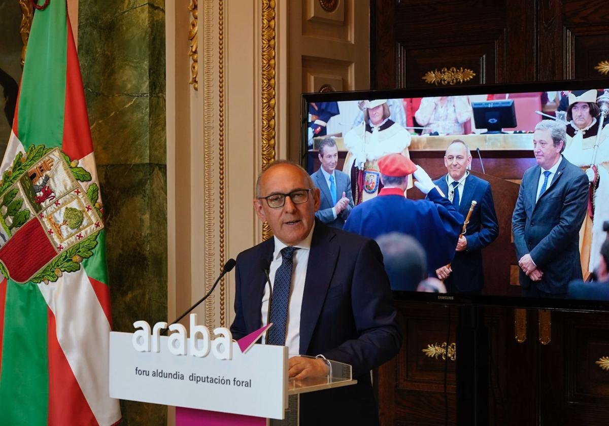 Ramiro González frente a la imagen de su primera toma de posesión en 2015.