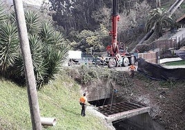 Obras llevadas a cabo por URA en el arroyo, parte del cual discurre soterrado.