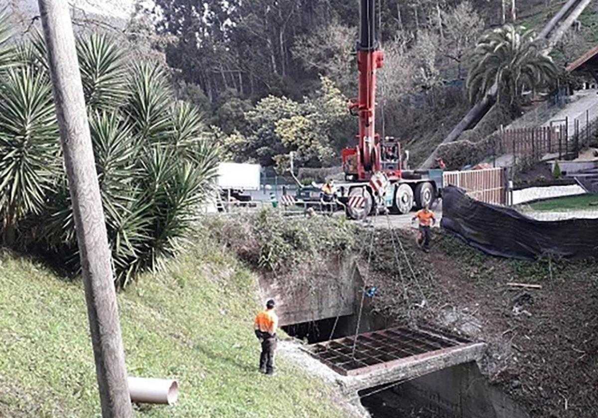 Obras llevadas a cabo por URA en el arroyo, parte del cual discurre soterrado.
