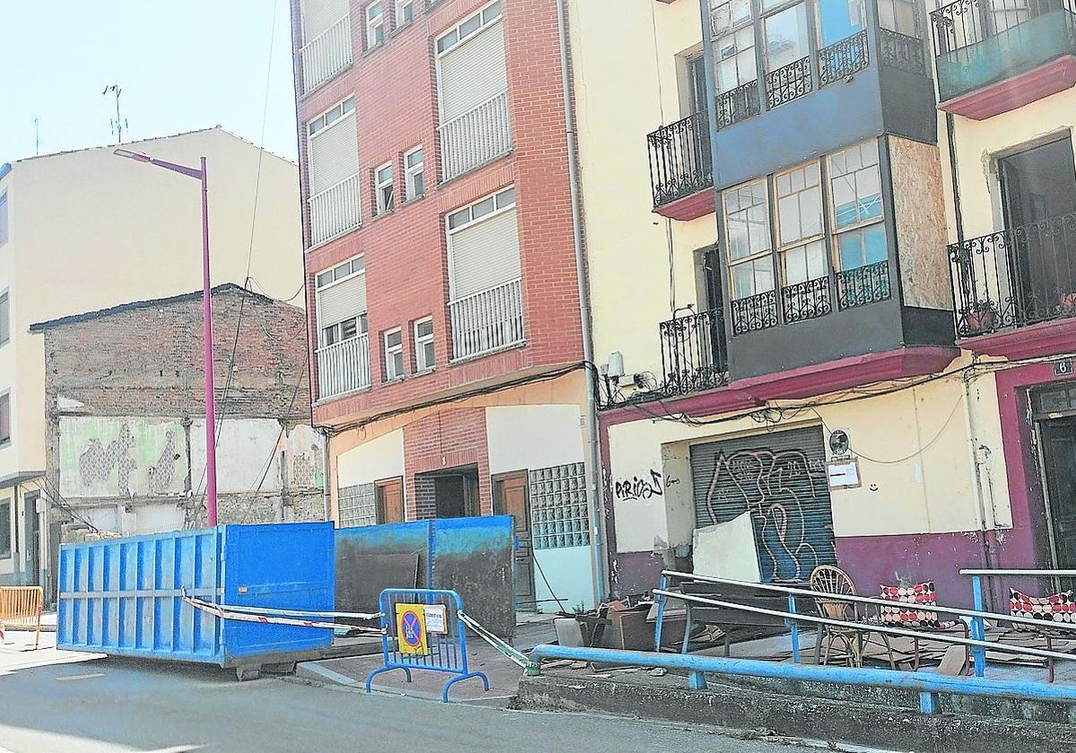 Los operarios comenzaron a sacar ayer enseres y maderas.