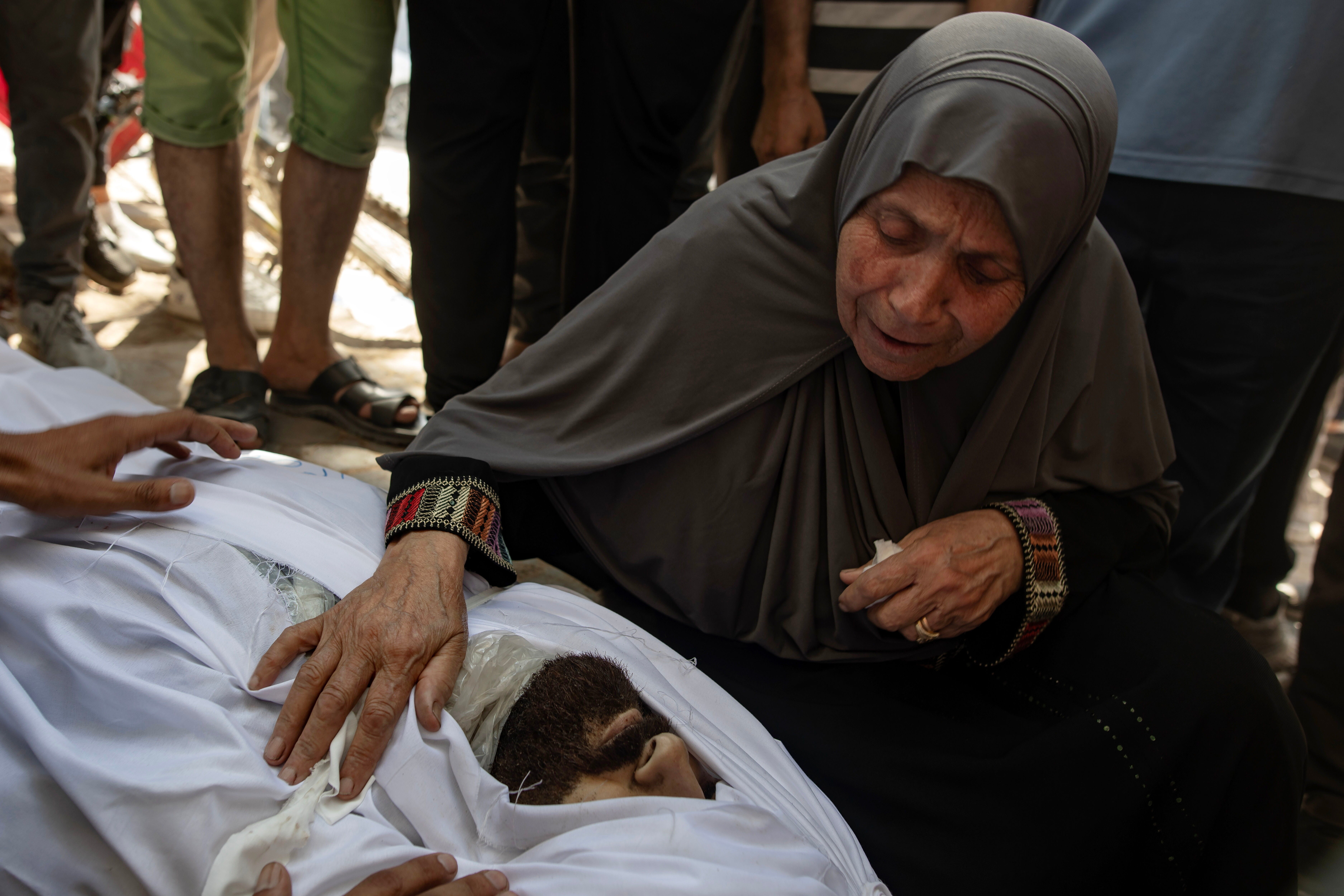 Decenas de muertos tras ataque aéreo israelí al café Al-Baqa en la ciudad de Gaza