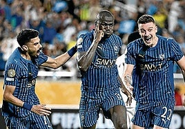 Koulibaly, ex del Nápoles, celebra uno de los goles ante el City.