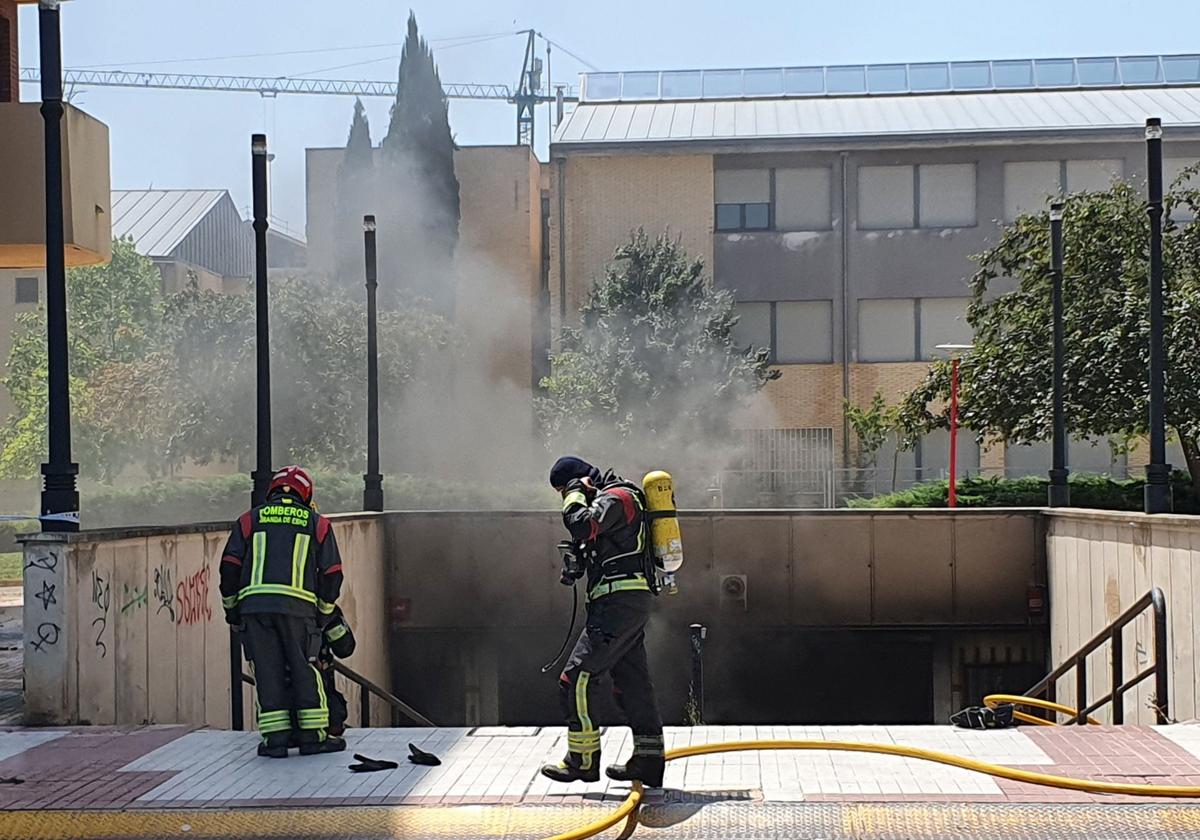 El humo salió del garaje durante horas.