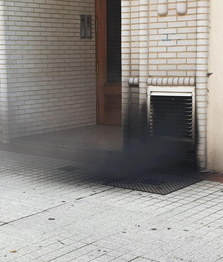 Imagen secundaria 2 - Los bomberos tenían que descansar dadas las adversas condiciones del incendio que se percibía desde diferentes puntos de la ciudad.