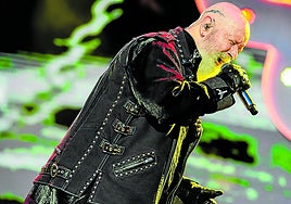 Rob Halford desafía la lógica y ejercició de auténtico martillo pilón.