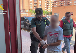 El detenido es conducido a las dependencias de la Guardia Civil.