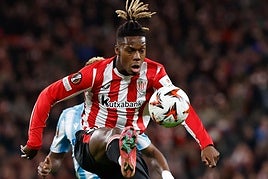 Nico Williams controla un balón.