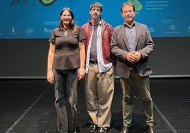 Leixuri Arrizabalaga, diputada de Cultura; Ben Santana, ganador de la última edición, y Asier Iragorri, alcalde de Basauri.