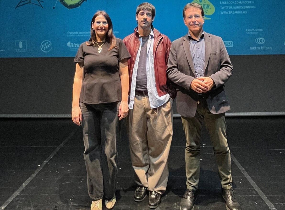 Leixuri Arrizabalaga, diputada de Cultura; Ben Santana, ganador de la última edición, y Asier Iragorri, alcalde de Basauri.