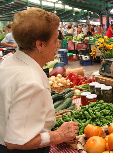 Venta de pimientos verdes en la plaza de Gernika.