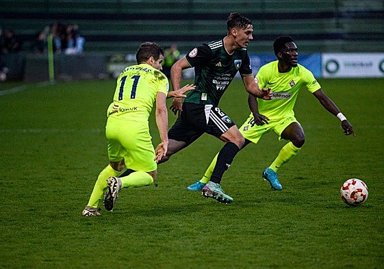 Una acción del partido que enfrentó la temporada pasada al Sestao River y al Amorebieta.