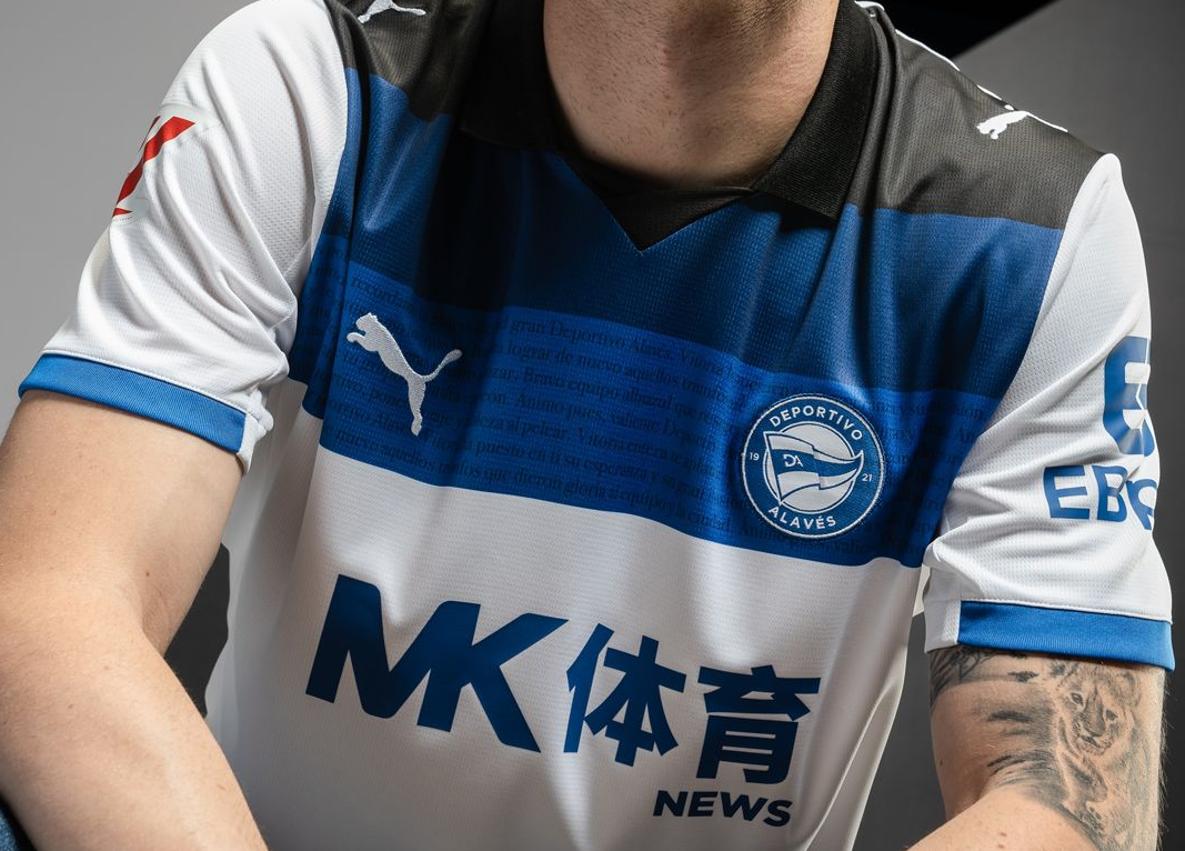 Imagen secundaria 1 - Las nuevas camisetas del Alavés, con guiños a Álava, al himno y a la final de Dortmund