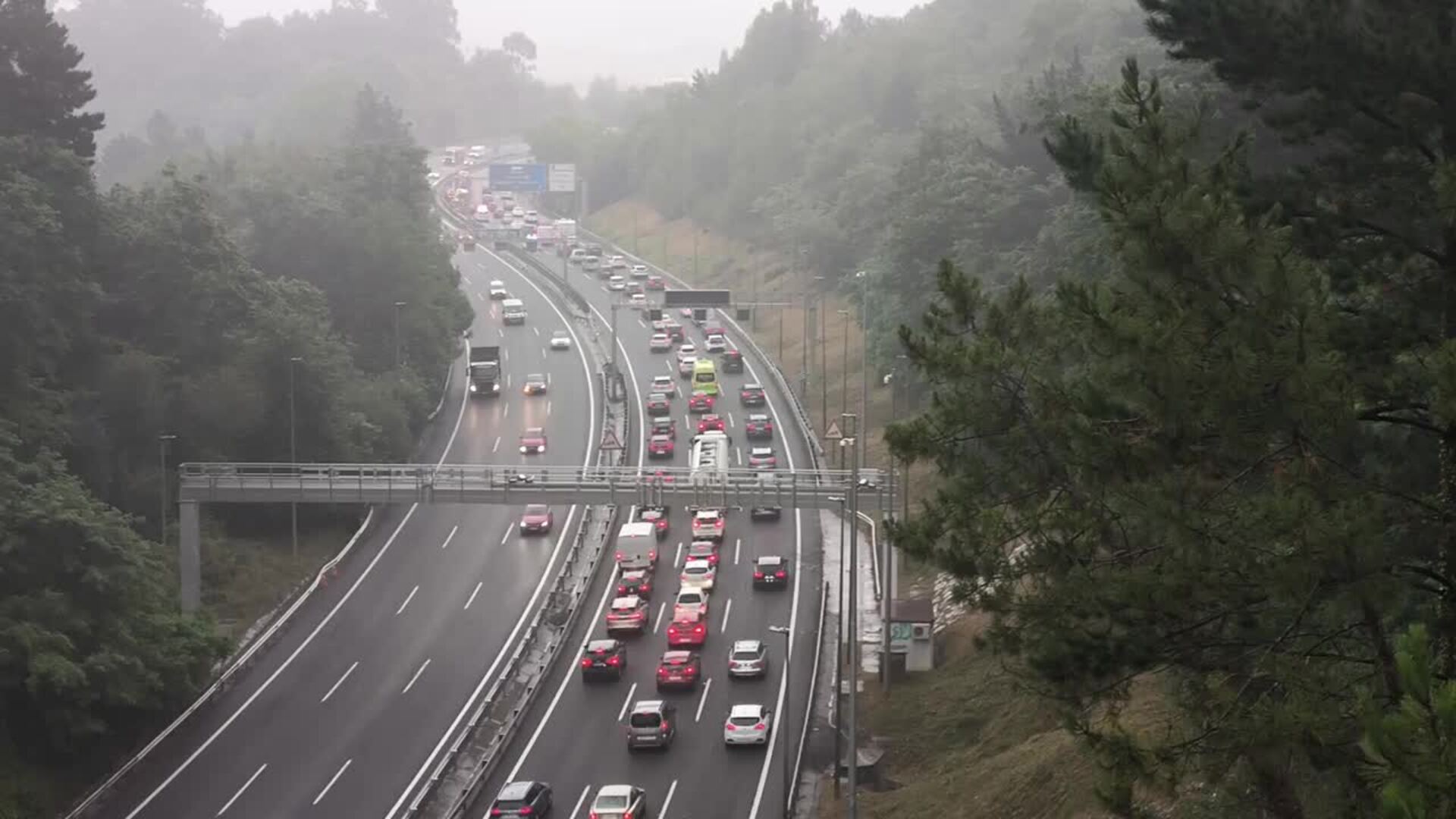 Un accidente entre tres coches provoca retenciones en el Txorierri