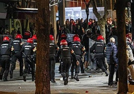 Proponen una multa de 5.000 euros y un año sin entrar a los estadios para dos bilbaínos que agredieron a un hincha del Rangers en el Casco Viejo