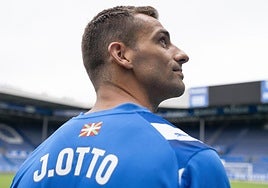 Jonny Otto ya posa con los colores del Alavés.