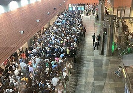 Una viajera espera en la entrada de la T4 de Barajas.