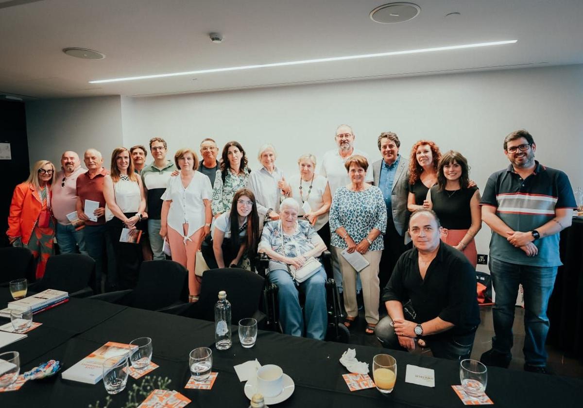 Rosa Hernández en un salón de un hotel madrileño junto al varias personas que no dudaron en acudir a este encuentro.