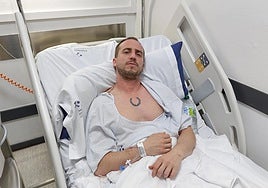 Iker, el joven que perdió un testículo, en el hospital.
