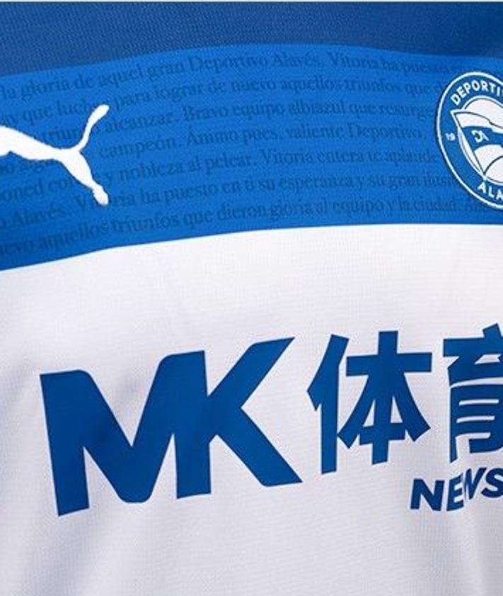 Imagen secundaria 2 - Las nuevas camisetas del Alavés, con guiños a Álava, al himno y a la final de Dortmund