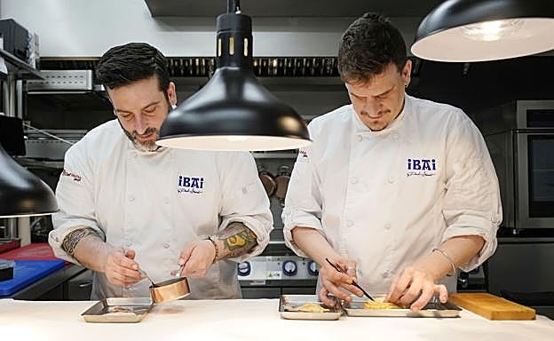 El madrileño Juanjo Correa y el italiano Nico Baron. Cuenta Paulo Airaudo que no fue capaz de encontrar a un cocinero vasco que quisiera ponerse al frente del Ibai.