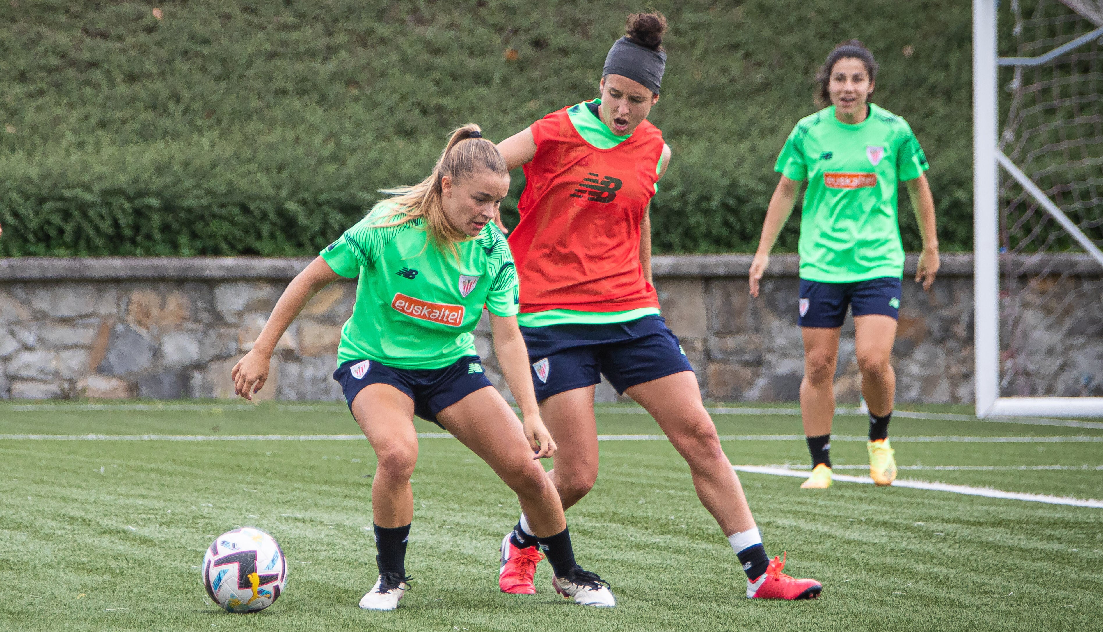 Sara Ortega e Itxaso Uriarte pugnan frente a Mariana Cerro por un balón durante un entrenamiento en Lezama