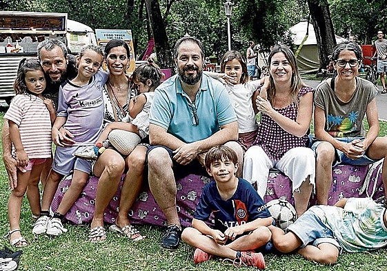 Alana, Daniel y Daniela Langenheim, Zaloa Plaza, Olivia Langenheim,Joseba y Ane Villanueva, Irantzu Beobide, Eunate Cearra y, delante, Jon Villanueva e Izei y Aiur Tiecher