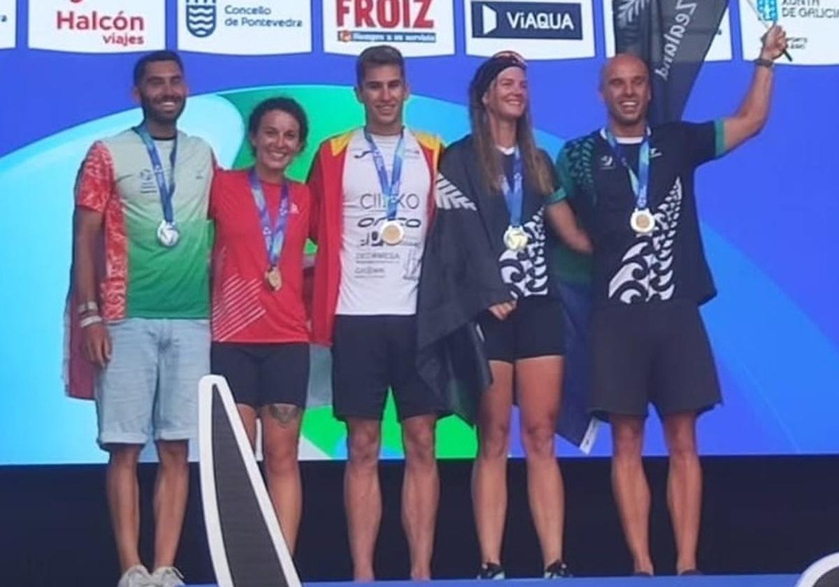 Miguel Ledesma, en el centro del podio, con el resto de las y los Campeones del Mundo.