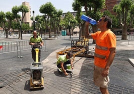 Obreros trabajando bajo la ola de calor en Bilbao
