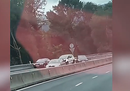 Un camión portacoches pierde un vehículo que choca contra tres turismos en la subida de Santo Domingo en Zamudio