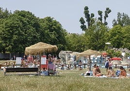 Vitorianos en las piscinas de Mendizorroza
