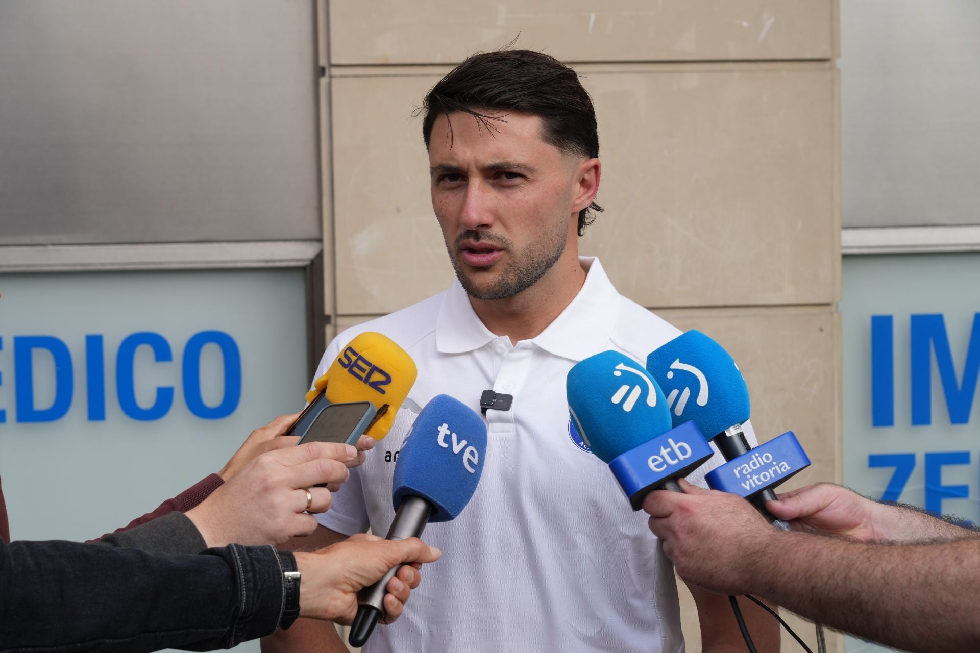 Garcés atiende a los medios.