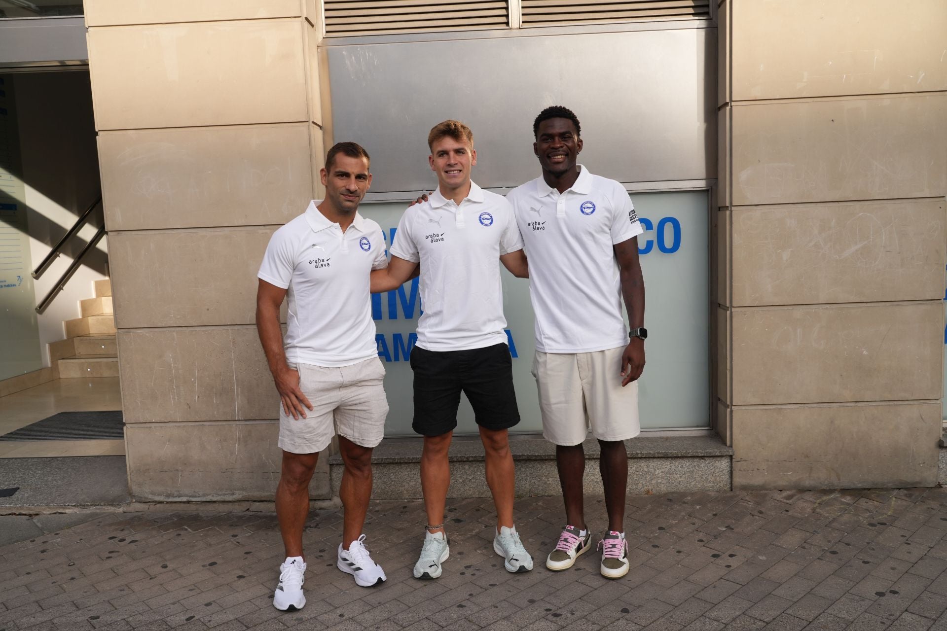 Jonny, Ibáñez y Owono, a la entrada del centro médico.
