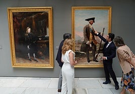 Pablo González Tornel, comisario de la muestra y director del Bellas Artes de Valencia, señala el cuadro de Goya 'Carlos III cazador', al lado de 'Carlos II' de Carreño de Miranda'.