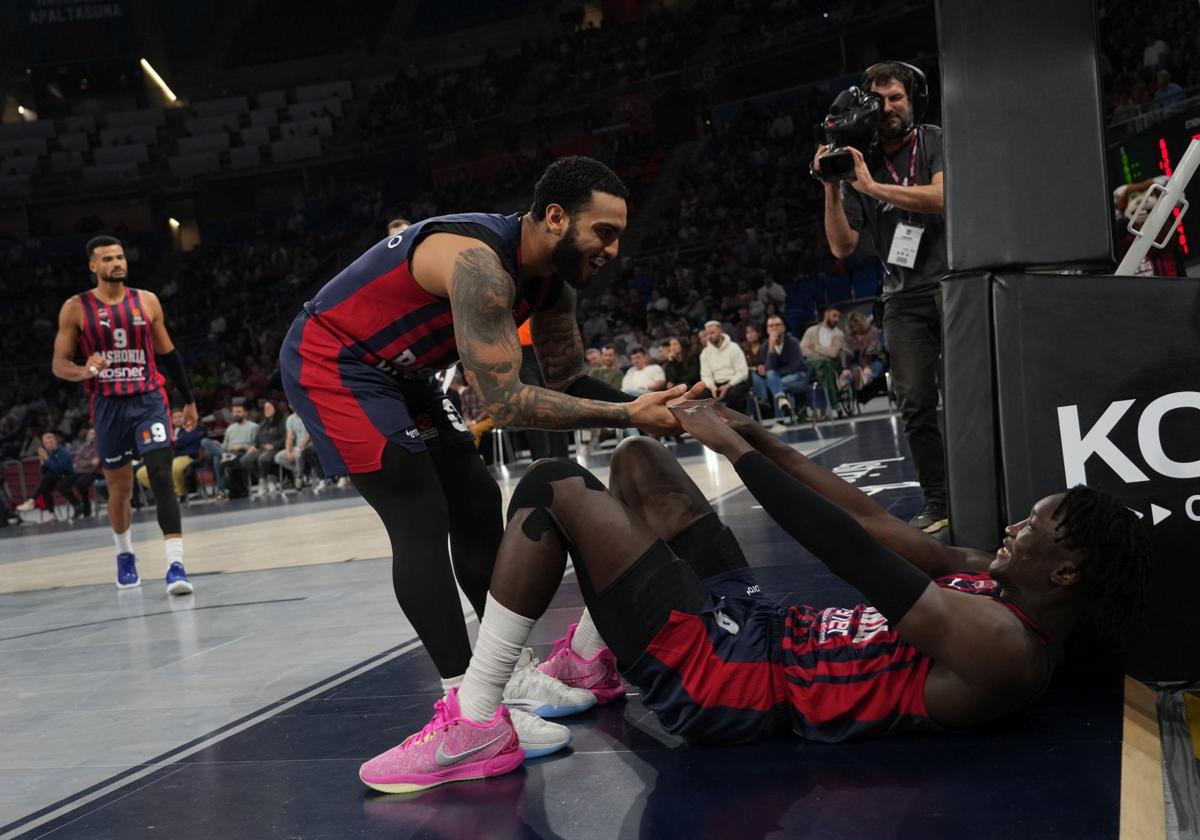 Howard levanta a Diop frente al cámara de televisión.