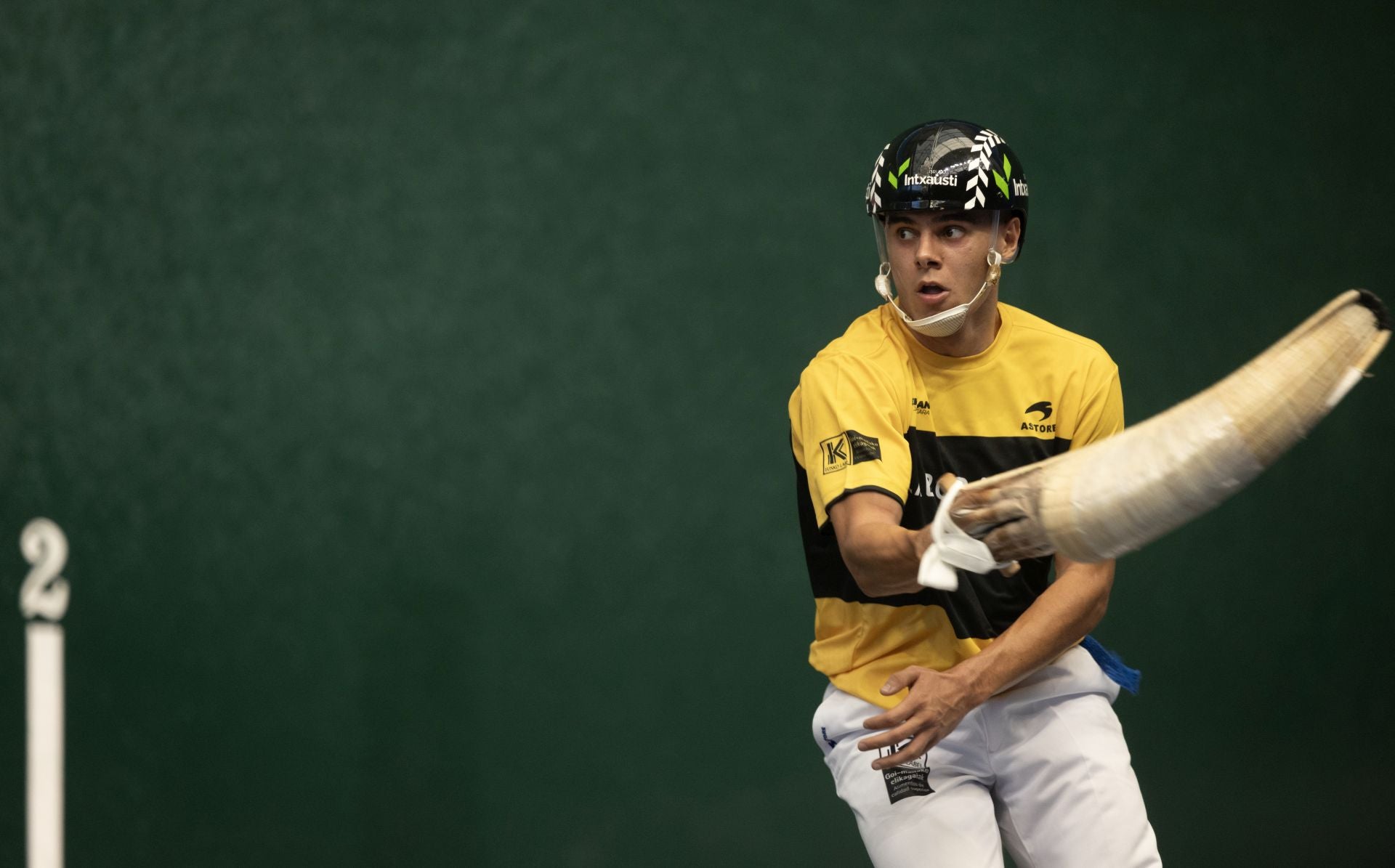Goitia mira hacia sus rivales tras encestar la pelota con la derecha.