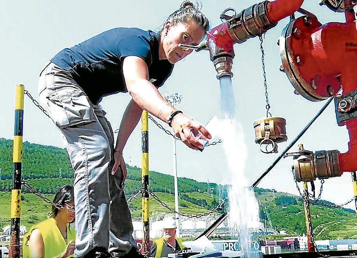Una técnico toma una muestra de agua para analizarla en el transporte de agua a Urdaibai del buque cisterna que fue desplegado en 2023 para atajar la falta de agua en la zona.
