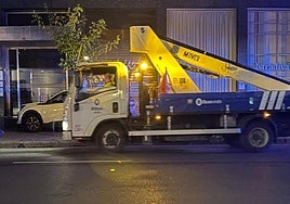 Da positivo en alcohol tras estrellar su coche y derribar un árbol, una farola y un buzón en el centro de Bilbao
